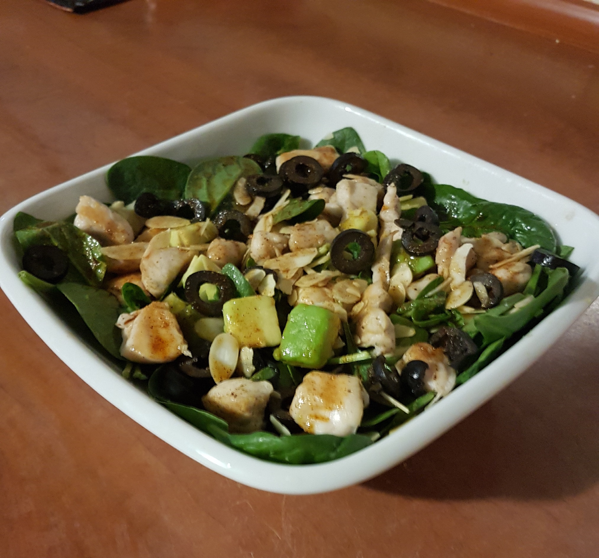 Sałatka szpinakowa z awokado b